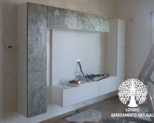 parete living pensile con ante in pietra e laccate opache dalmine